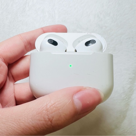 Wireless Earbuds with Lightning Charging Case No Box - Picture 7 of 11